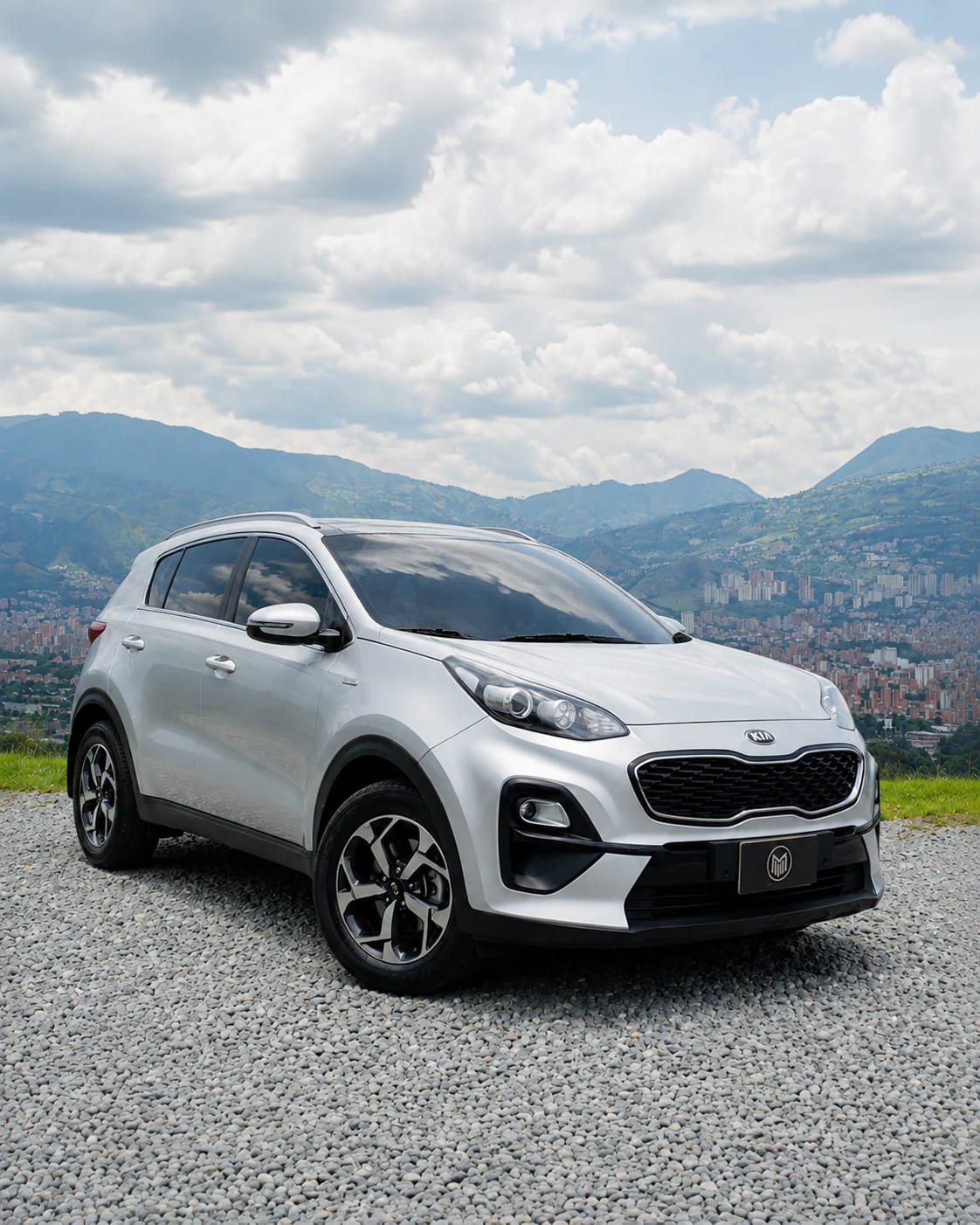 Front of the silver Kia Sportage: honeycomb grille, headlights and fog lamps.