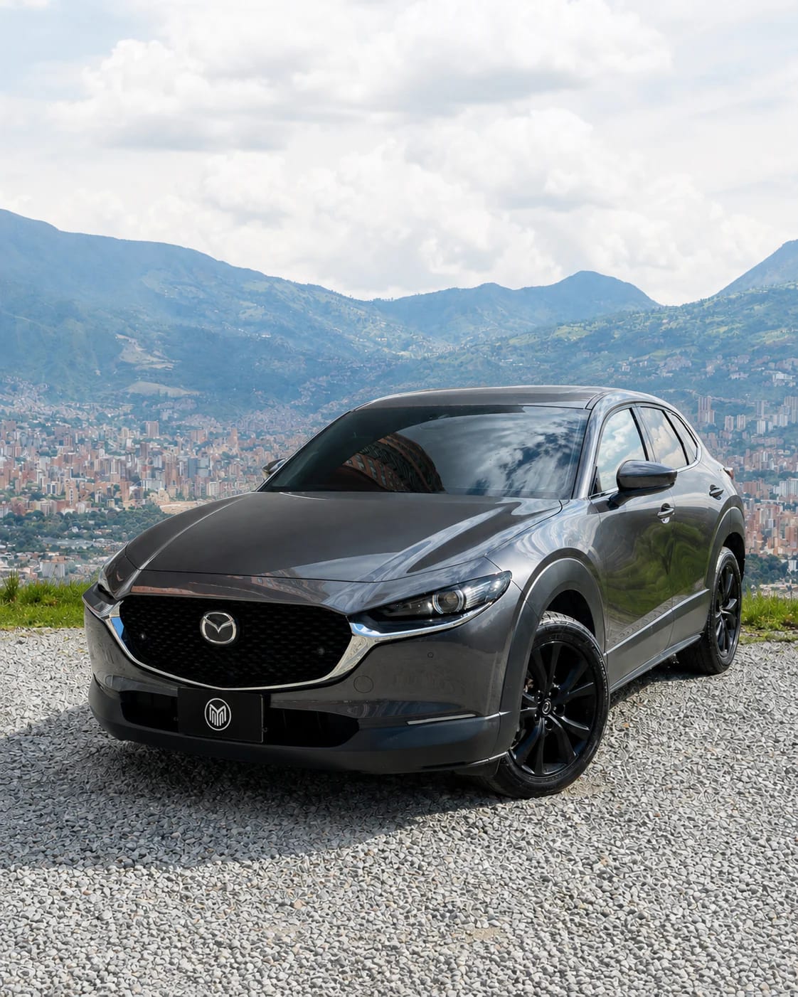 Frente de la Mazda CX-30 gris grafito: parrilla, faros afilados y capó marcado.